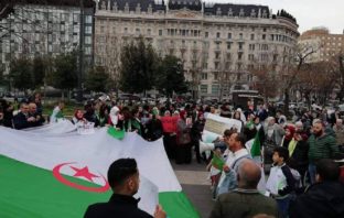 نصرة للحراك الشعبي السلمي في الجزائر ومع سقوط أول شهدائه، هل تستمر جاليتنا في الغرب في التظاهر الحضاري؟