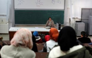 بعد عقود من الاستقلال، سيناريوهات المؤامرة الفرنسية على اللغة العربية لا زالت مستمرة